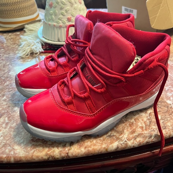 Size 8.5- Jordan 11 136046-800 - Picture 9 of 12